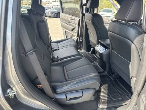 Used 2025 Nissan Armada SL AWD/4WD image 11