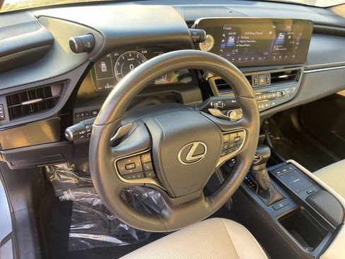 Used 2022 Lexus ES 250 w/ Premium Package image 10