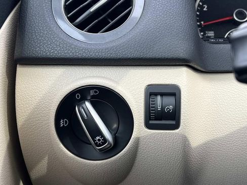 Used 2013 Volkswagen Tiguan SE image 16