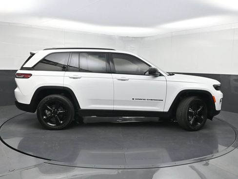 Used 2025 Jeep Grand Cherokee Altitude RWD image 44