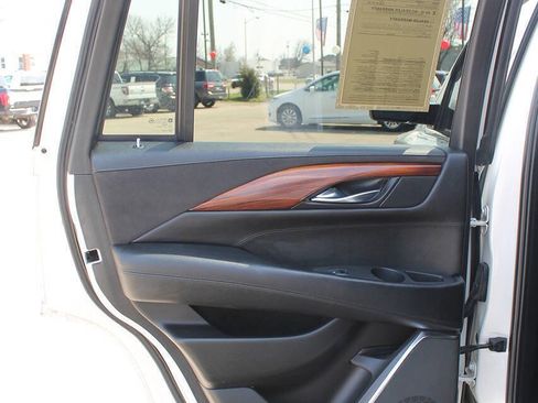 Used 2015 Cadillac Escalade Luxury image 17