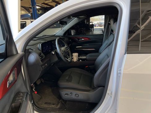 Used 2025 Chevrolet Traverse Z71 w/ Enhanced Driving Package image 5