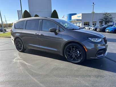 Used 2023 Chrysler Pacifica Touring-L w/ S Appearance Package