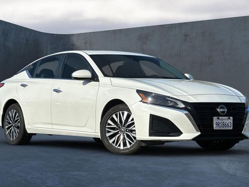 Certified 2023 Nissan Altima 2.5 SV w/ SV Premium Package image 2