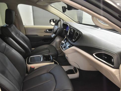 Used 2024 Chrysler Pacifica Limited FWD image 20