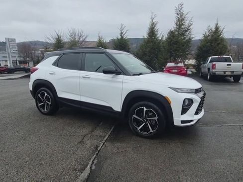 Used 2022 Chevrolet TrailBlazer RS w/ Sun and Liftgate Package image 3