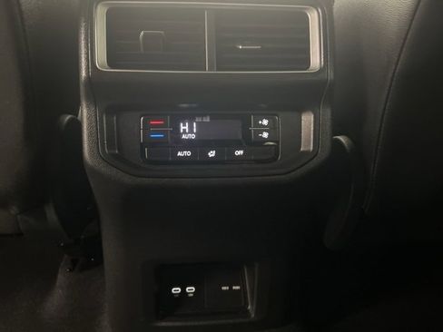 Used 2025 Volkswagen Atlas Peak Edition SE image 28