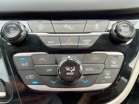 Used 2019 Chrysler Pacifica Touring-L Plus w/ Tire & Wheel Group image 16