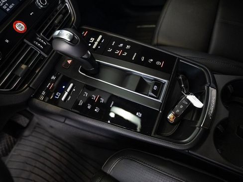 Used 2025 Porsche Macan image 24