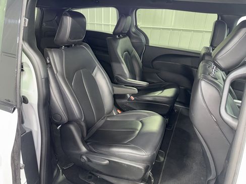 Used 2024 Chrysler Pacifica Select image 12