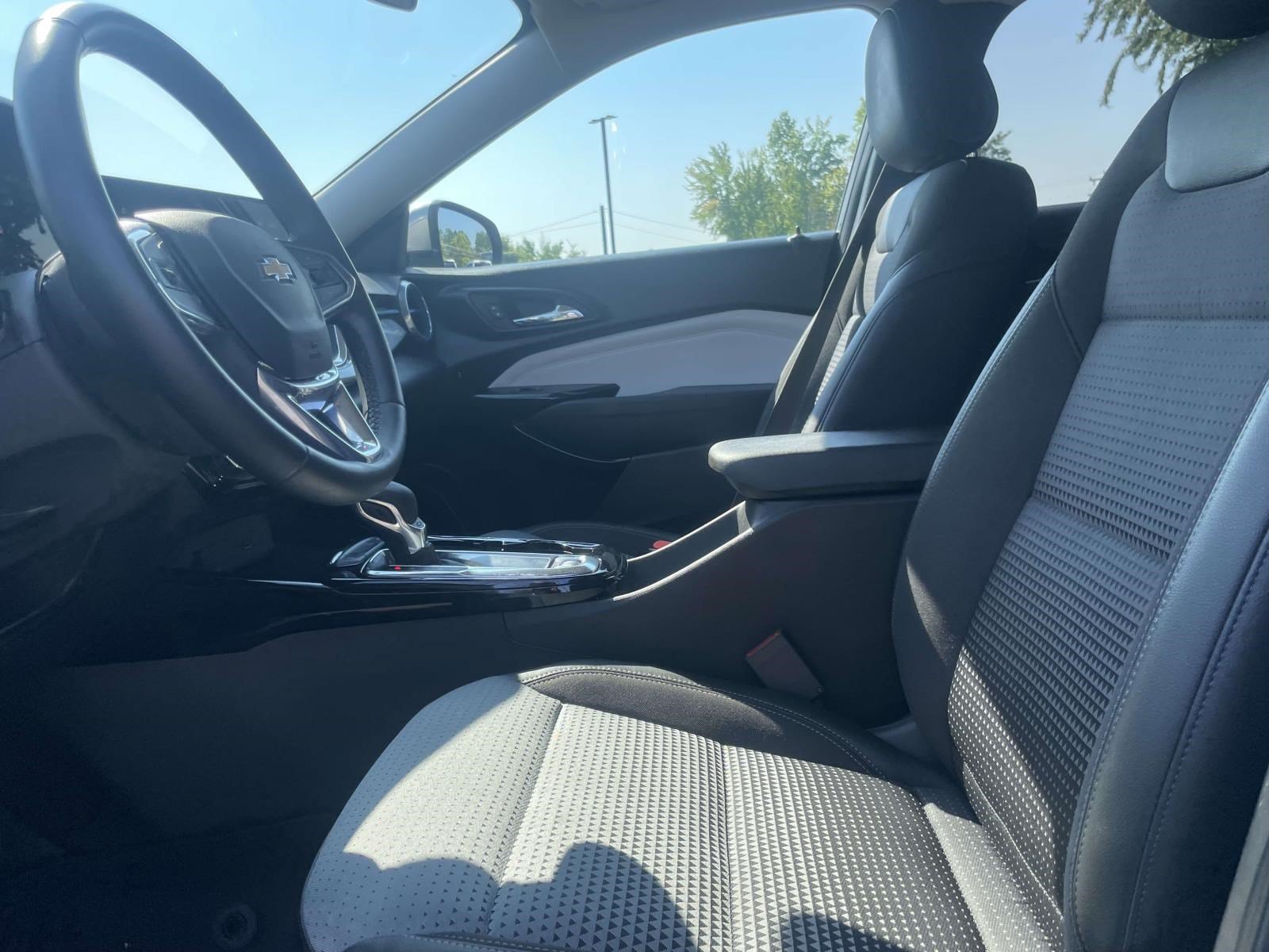 Used 2025 Chevrolet Trax LT w/ LT Convenience Package FWD image 14
