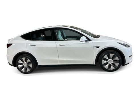 Certified 2022 Tesla Model Y Long Range AWD/4WD image 7