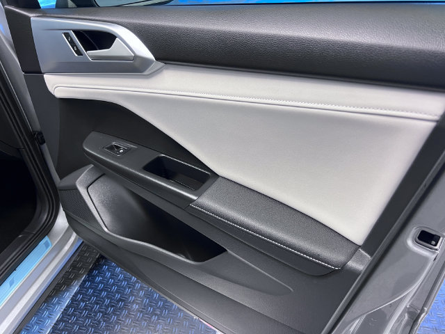 Certified 2025 Volkswagen Taos SE FWD image 11