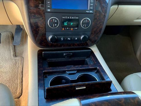 Used 2010 GMC Yukon XL Denali image 31