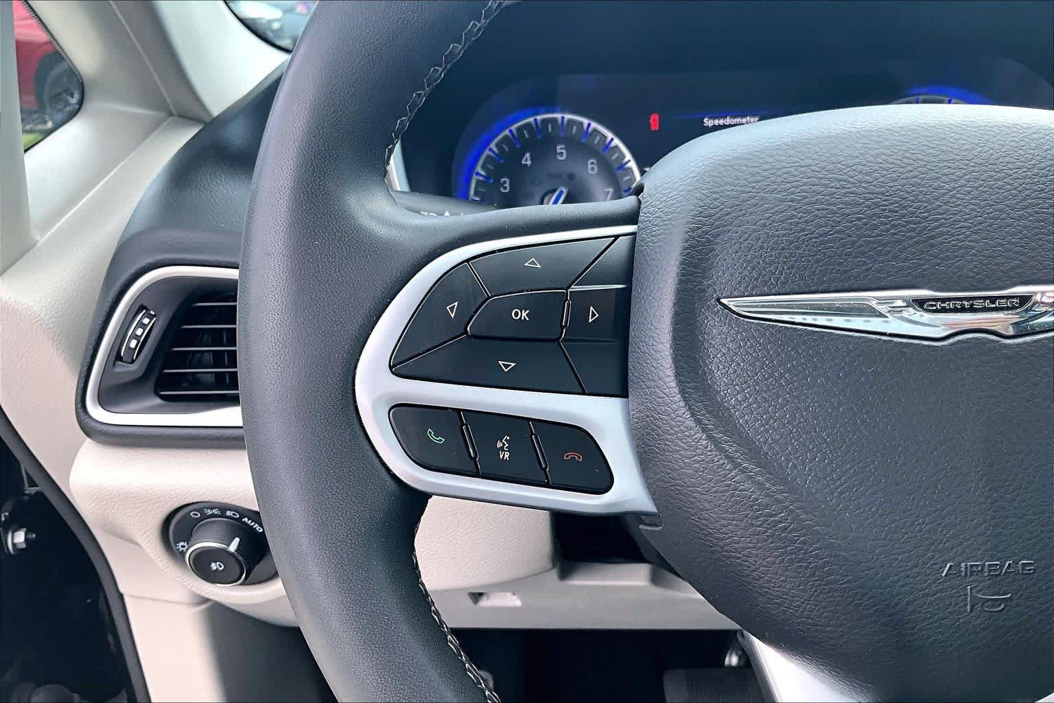 Used 2023 Chrysler Pacifica Touring-L FWD image 22