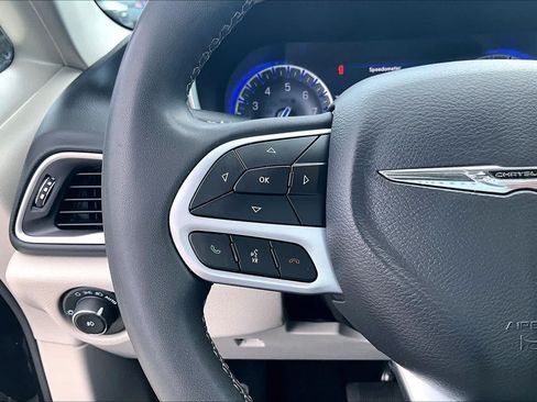 Used 2023 Chrysler Pacifica Touring-L FWD image 22