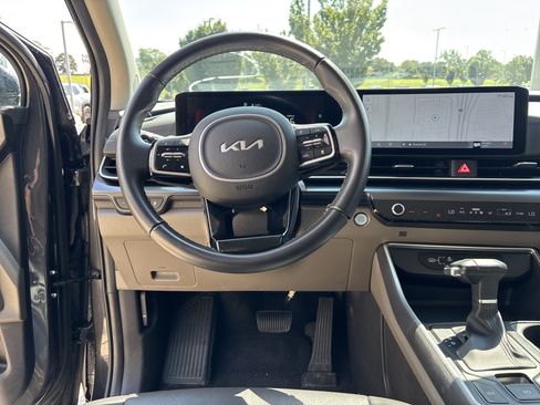 Used 2025 Kia Carnival FWD image 16