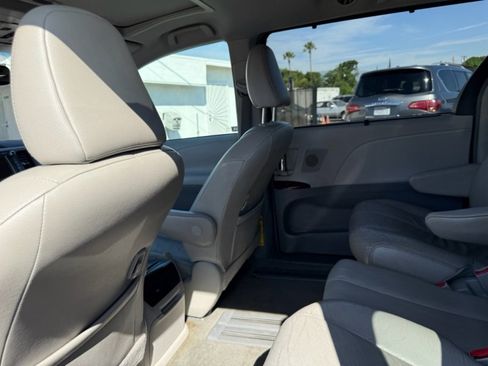 Used 2011 Toyota Sienna XLE w/ Premium Pkg image 14