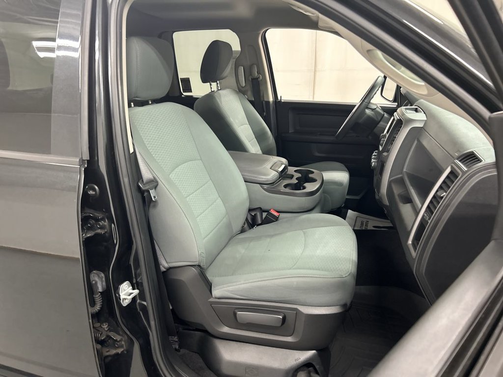 Used 2018 RAM 1500 Express w/ Black Ram 1500 Express Group AWD/4WD image 22