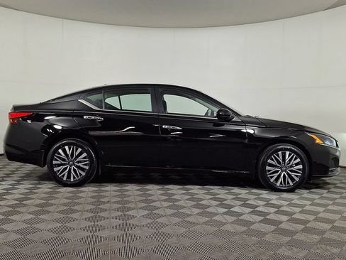 Used 2023 Nissan Altima 2.5 SV w/ SV Premium Package AWD/4WD image 10