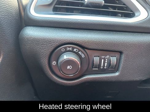 Used 2025 Chrysler Pacifica Select image 10