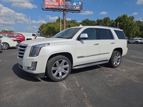 Used 2017 Cadillac Escalade Luxury RWD image 1