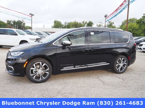 New 2026 Chrysler Pacifica Pinnacle image 1