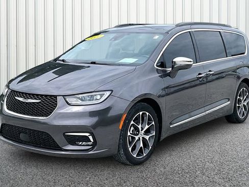 Used 2022 Chrysler Pacifica Limited w/ Uconnect Theater Family Group FWD image 2