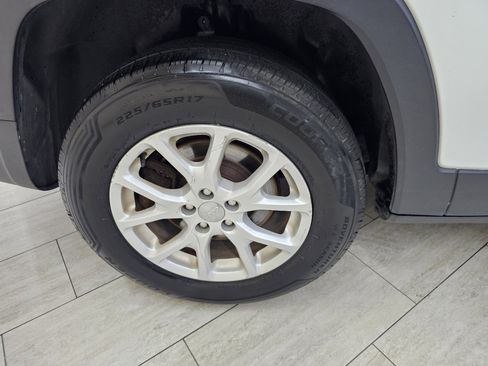 Used 2014 Jeep Cherokee Latitude w/ Comfort/Convenience Group image 37