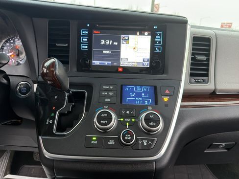 Used 2016 Toyota Sienna Limited image 22