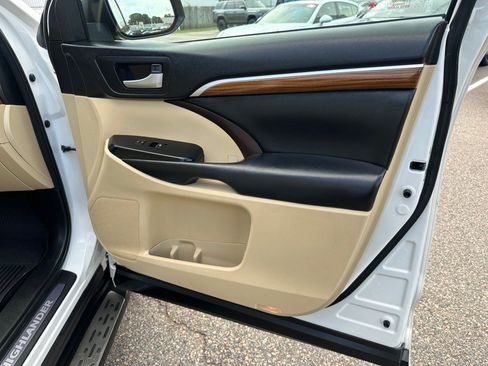 Used 2018 Toyota Highlander Limited Platinum AWD/4WD image 10