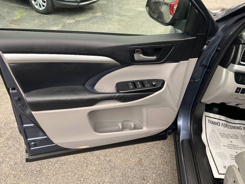 Used 2014 Toyota Highlander XLE AWD/4WD image 18