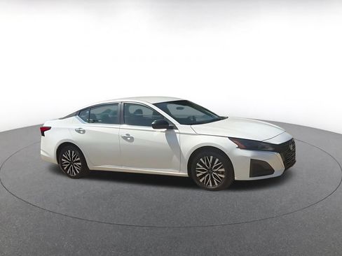 Used 2025 Nissan Altima 2.5 SV FWD image 2