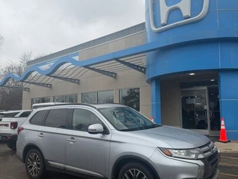 Used 2016 Mitsubishi Outlander SE image 1