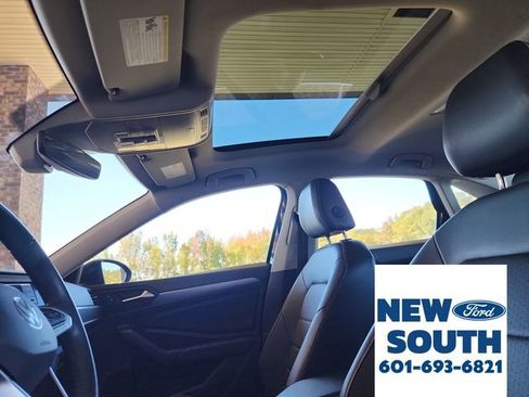 Used 2024 Volkswagen Jetta SE image 17