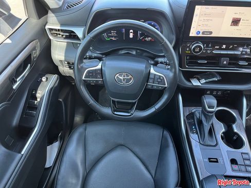 Used 2023 Toyota Highlander Platinum FWD image 16