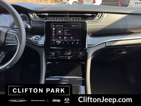 Used 2023 Jeep Grand Cherokee Altitude AWD/4WD image 19
