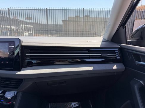 Used 2025 Volkswagen Jetta SE FWD image 36