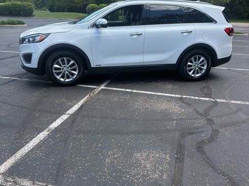 Used 2017 Kia Sorento AWD w/ LX Convenience Package image 2