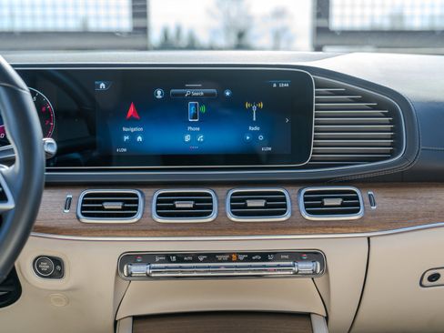 Used 2025 Mercedes-Benz GLS 450 4MATIC image 23