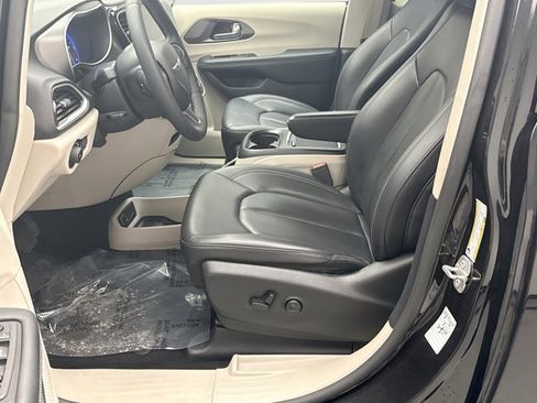Used 2023 Chrysler Pacifica Touring-L FWD image 11