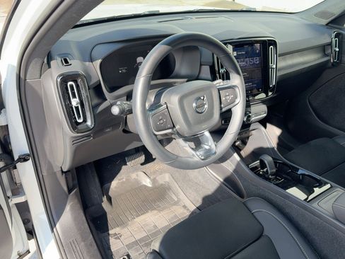 Certified 2023 Volvo XC40 Recharge Ultimate image 4