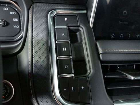 Used 2021 GMC Yukon XL AT4 w/ Technology Package AWD/4WD image 18