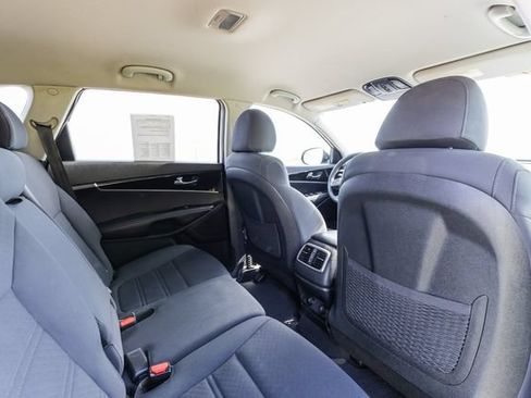 Used 2019 Kia Sorento FWD image 17