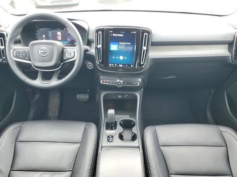 Used 2023 Volvo XC40 B5 Core w/ Convenience Package image 30
