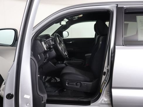 Used 2022 Toyota Tacoma TRD Off-Road AWD/4WD image 25