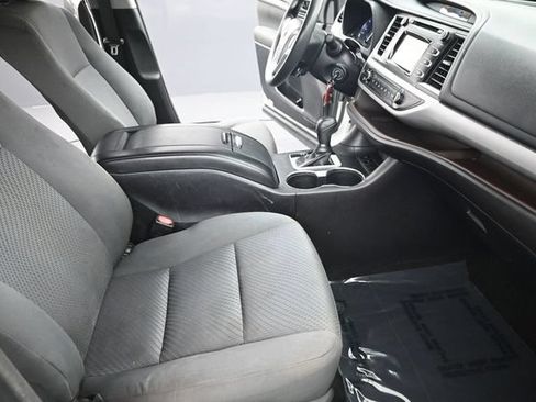 Used 2018 Toyota Highlander LE FWD image 19