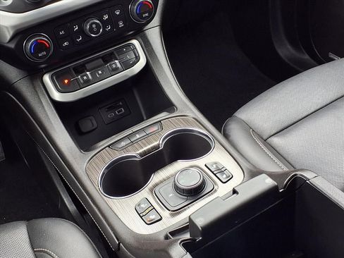 Used 2023 GMC Acadia SLT image 11