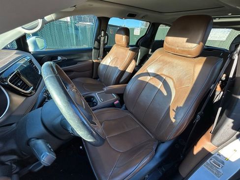 Used 2017 Chrysler Pacifica Limited w/ UConnect Theater Package image 8