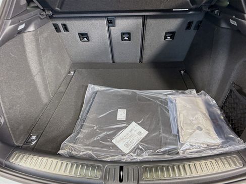 Certified 2025 Porsche Macan AWD/4WD image 20